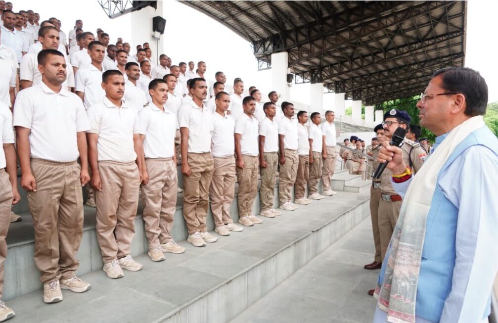 मुख्यमंत्री धामी ने पुलिस लाइन देहरादून में प्रशिक्षण ले रहे पुलिस कांस्टेबलों को किया संबोधित