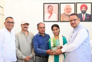 कैबिनेट मंत्री गणेश जोशी ने हाईस्कूल परीक्षा में 15वीं रैंक हासिल करने पर साक्षी को किया सम्मानित