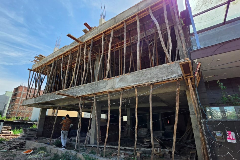 अवैध निर्माण पर एमडीडीए का शिकंजा, देहराखास में निर्माणाधीन भवन किया सील