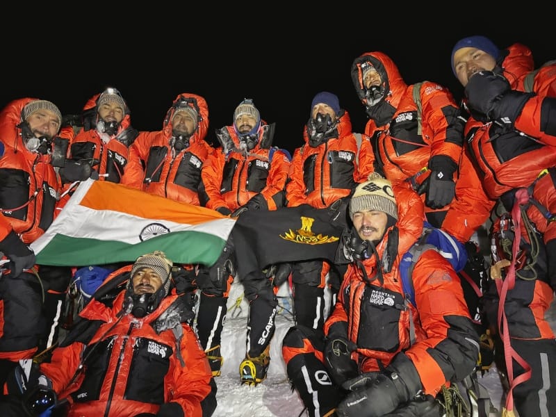 एवरेस्ट की चोटी पर लहराया तिरंगा उत्तराखंड के सपूतों ने रचा इतिहास