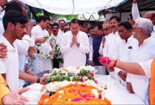 मुख्यमंत्री धामी ने पूर्व सीएम भुवन चंद्र खंडूरी को दी श्रद्धांजलि