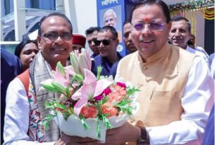 ‘अपनापन–नरेंद्र मोदी संग मेरे अनुभव’ पुस्तक का लोकार्पण कार्यक्रम में शामिल हुए मुख्यमंत्री धामी