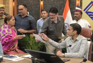 जन दर्शन में उमड़ी फरियादियों की भीड़, डीएम सविन बंसल ने सुनीं 300 से ज्यादा शिकायतें