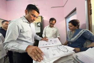 सब रजिस्टार कार्यालय विकासनगर में डीएम का औचक निरीक्षण, पुराने विलेख पत्र जब्त