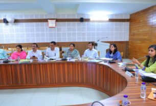 मासिक स्टाफ बैठक में जिलाधिकारी ने राजस्व वसूली से लेकर फार्मर रजिस्ट्री तक दिए कड़े निर्देश