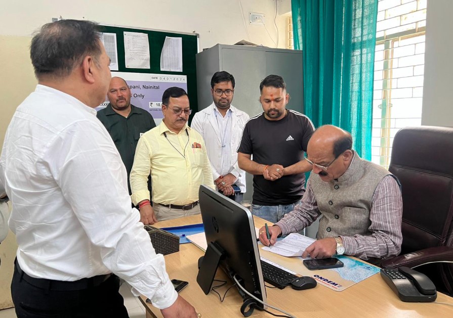 स्वास्थ्य मंत्री सुबोध उनियाल ने किया गरमपानी सामुदायिक स्वास्थ्य केंद्र का औचक निरीक्षण