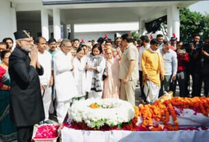 पूर्व सीएम खंडूड़ी के निधन पर उपराष्ट्रपति ने जताया शोक, आवास पर पहुंच कर दी भावभीनी श्रद्धांजलि