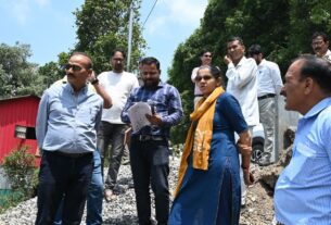 सुरकंडा देवी मंदिर के पास निर्माणाधीन बहुस्तरीय पार्किंग की धीमी प्रगति पर जिलाधिकारी नाराज, कार्य में तेजी लाने के निर्देश