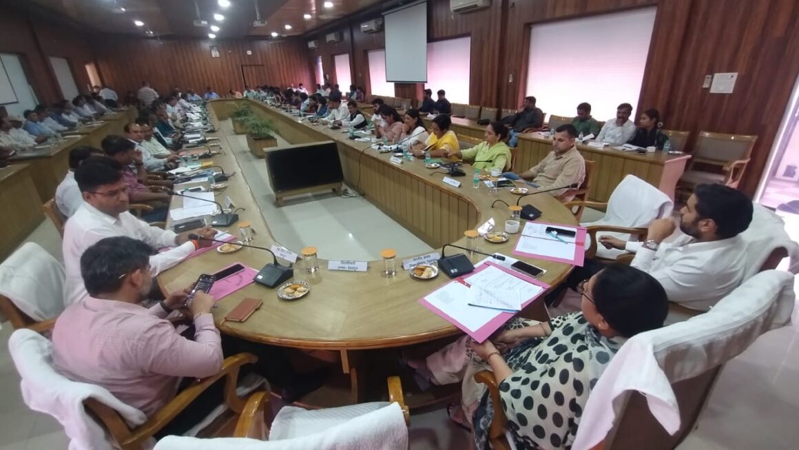 जिला पंचायत बोर्ड की बैठक में ग्रामीण विकास कार्यों की समीक्षा, जनसमस्याओं के समाधान पर जोर