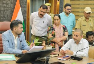 अतिक्रमण, अवैध निर्माण और आपदा से जुड़े मामलों पर डीएम का कड़ा रूख, अधिकारियों को दिए सख्त निर्देश