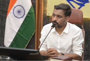 विकास योजनाओं एवं सीएम घोषणाओं की समीक्षा बैठक में डीएम ने दिए कार्यों में तेजी लाने के निर्देश
