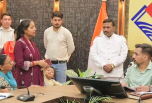 समाधान दिवस में डीएम ने सुनीं 194 जन शिकायतें, समयबद्ध निस्तारण के दिए सख्त निर्देश