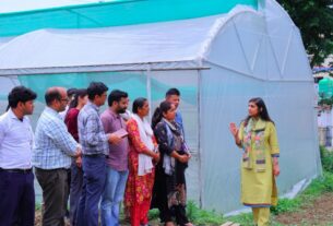 कोट और देवल में फूलों व सब्जियों की खेती से बदलेगी ग्रामीण अर्थव्यवस्था- जिलाधिकारी