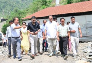 कार्लीगाड़ पहुंचकर कैबिनेट मंत्री गणेश जोशी ने लिया आपदा राहत कार्यों का जायजा