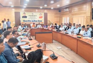 कैबिनेट मंत्री भरत सिंह चौधरी ने विभागीय समीक्षा बैठक में योजनाओं की प्रगति का लिया जायजा