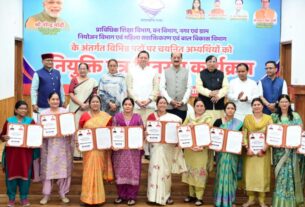 मुख्यमंत्री धामी ने 276 युवाओं को बांटे नियुक्ति पत्र