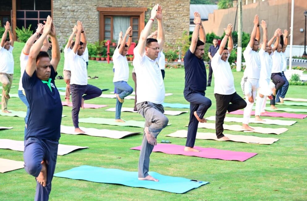 मुख्यमंत्री धामी ने अधिकारियों एवं कर्मचारियों के साथ किया योगाभ्यास
