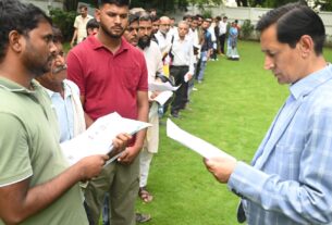 जनता मिलन में आयुक्त दीपक रावत का एक्शन, भूमि विवाद से लेकर धोखाधड़ी तक कई मामलों में दिए तत्काल निर्देश