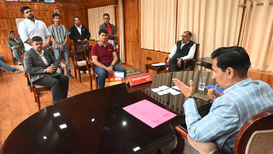 जनसुनवाई में आयुक्त दीपक रावत ने सुनीं लोगों की समस्याएं, कई मामलों का मौके पर कराया समाधान