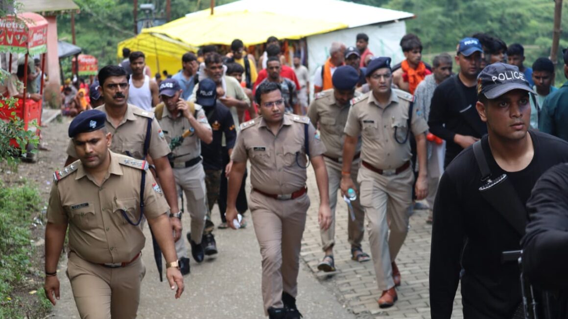 धूप, चढ़ाई और 10 KM का पैदल सफर… श्रद्धालुओं की सुरक्षा के लिए SSP पौड़ी ने किया जमीनी निरीक्षण