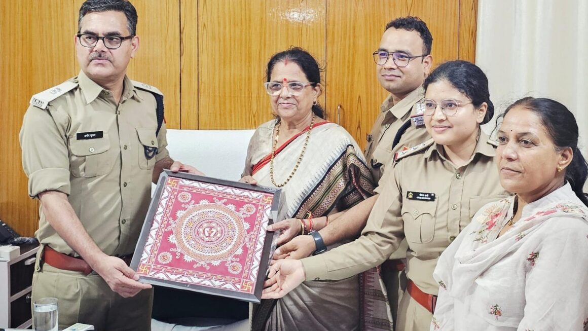 आत्मनिर्भरता की ओर महिला कैदी: हल्द्वानी जेल में ब्यूटीशियन कोर्स और सिलाई-कढ़ाई के प्रशिक्षण का राज्य महिला आयोग की अध्यक्ष ने लिया जायजा
