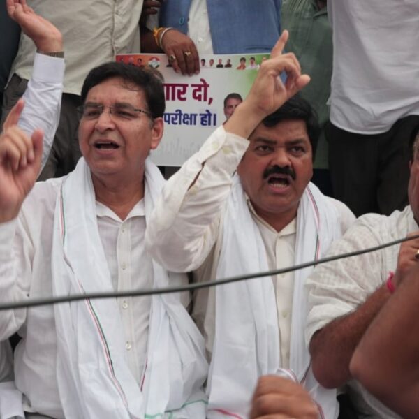 तकनीकी विश्वविद्यालय पेपर लीक मामले पर कांग्रेस का प्रदर्शन, विश्वविद्यालय का घेराव कर सरकार को घेरा