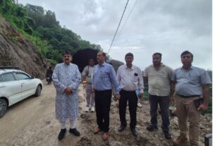 लोनिवि मंत्री महाराज ने किया मसूरी, कोल्हूखेत, पानी वाले बैंड सड़क का औचक निरीक्षण