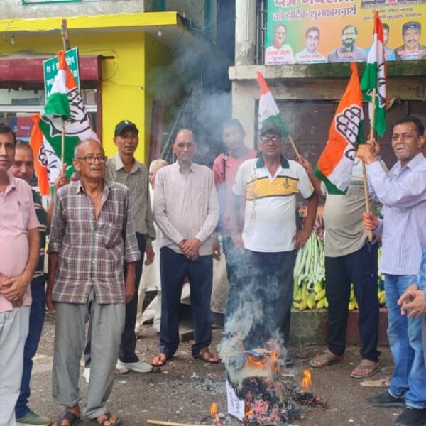 दुगड्डा में कांग्रेस का जोरदार विरोध प्रदर्शन, भाजपा एवं शिक्षा मंत्री धर्मेंद्र प्रधान का फूका पुतला