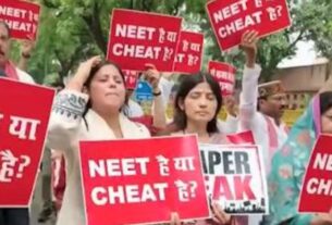 संसद परिसर में सपा का प्रदर्शन, NEET पेपर लीक मुद्दे पर सरकार को घेरा