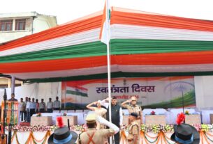 टिहरी में प्रभारी मंत्री गणेश जोशी ने किया ध्वजारोहण, स्वतंत्रता सेनानियों और शहीदों को किया नमन