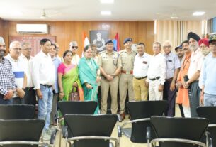 “विश्व वरिष्ठ नागरिक दिवस’’ पर एसएसपी देहरादून द्वारा सीनियर सिटीजन्स से की शिष्टाचार भेंट