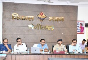 डीएम ने विकास कार्यों की समीक्षा कर अधिकारियों को दिए कड़े निर्देश