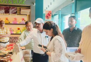 त्योहारी सीजन से पहले मिठाई-डेयरी दुकानों पर ताबड़तोड़ छापेमारी, कई खाद्य पदार्थों के लिए सैंपल