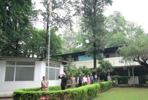 स्वतंत्रता हमें बहुत बड़ी कुर्बानियों के बाद मिली है, इसकी रक्षा करना हम सभी की जिम्मेदारी- डीएम