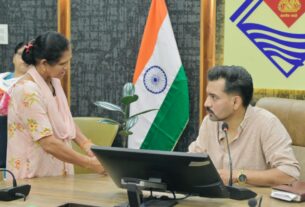 समाधान दिवस में डीएम ने सुनीं 140 फरियादियों की शिकायतें, कई मामलों का मौके पर किया निस्तारण