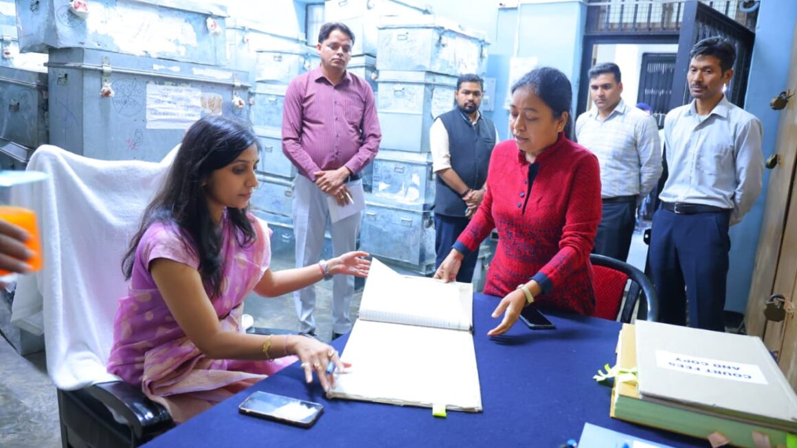 जिलाधिकारी ने जिला कोषागार का अर्धवार्षिक निरीक्षण कर व्यवस्थाओं का लिया जायज़ा