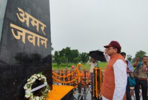 भारत-नेपाल सीमा पर शहीद स्मारक और विशाल तिरंगे का लोकार्पण, सीएम धामी ने वीर शहीदों को किया नमन