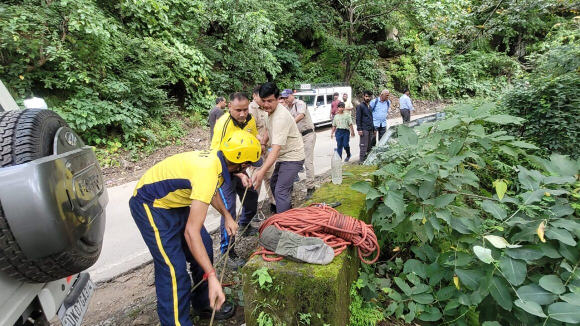 कुमेरिया में डंपर हादसा: गहरी खाई से SDRF ने बरामद किया चालक का शव