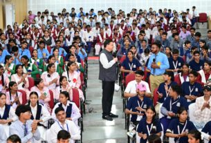 सीएम धामी ने विद्यार्थियों से किया सीधा संवाद, कहा—युवा ही देश और प्रदेश के भविष्य के निर्माता