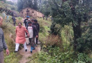 कार्यक्रम स्थगित कर आपदा प्रभावितों के बीच पहुंचे डॉ. धन सिंह रावत