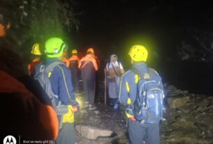 चीड़बासा स्लाइडिंग जोन में संयुक्त रेस्क्यू अभियान चलाकर 1500 यात्रियों को सुरक्षित पहुंचाया गौरीकुंड