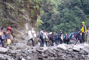 चीड़बासा स्लाइडिंग जोन में SDRF ने संभाला मोर्चा, करीब 9,000 यात्रियों को सुरक्षित कराया आर-पार