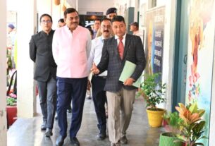 चिन्यालीसौड़ हवाई पट्टी पहुंचे मुख्य सचिव आनंद बर्द्धन, सामरिक और बुनियादी सुविधाओं का लिया जायजा