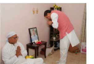 मुख्यमंत्री धामी ने वीरेंद्र सिंह बिष्ट के निधन पर जताया दुख, उनके आवास पहुंचकर दी श्रद्धांजलि
