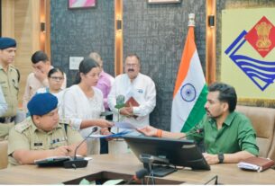 जन शिकायतों के निस्तारण में किसी भी तरह की लापरवाही या अनावश्यक देरी बर्दाश्त नहीं- डीएम