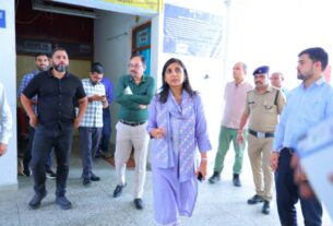 जिलाधिकारी ने विकास भवन के विभिन्न कार्यालयों का किया विस्तृत निरीक्षण