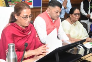महिलाओं और बच्चों तक योजनाओं का लाभ प्रभावी रूप से पहुंचाना सुनिश्चित करें समस्त अधिकारी- रेखा आर्या