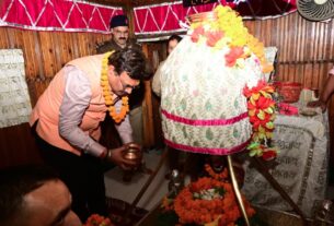 मुख्य सचिव आनंद बर्धन ने गंगोत्री धाम में की पूजा-अर्चना