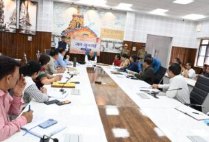 33 समस्याओं में 13 का मौके पर निस्तारण, सीएम हेल्पलाइन के लंबित मामलों की भी समीक्षा
