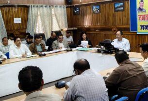 सीएम हेल्पलाइन की डीएम ने की समीक्षा, 92 लंबित शिकायतों के त्वरित निस्तारण के निर्देश
